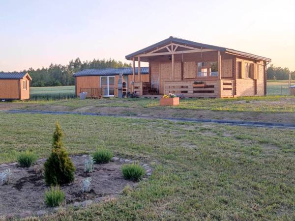 Widok na domki od klombu