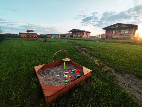 Widok na domki od piaskownicy