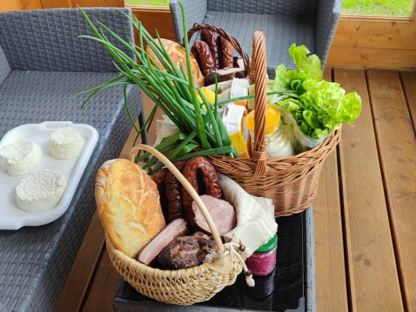 Koszyk wędlin, twarogów, pieczywa i warzyw - wszystko swojskie
