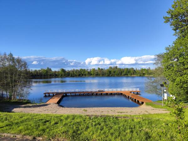 Plaża w Żywkach, piasek, pomost, bez tłoku