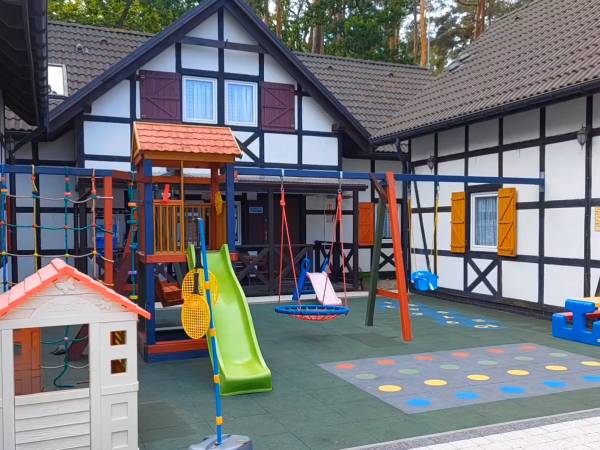 Plac zabaw, domek fioletowy