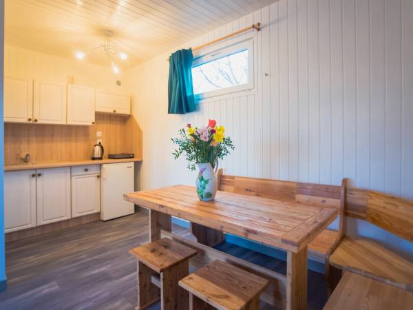 Duży brązowy domek