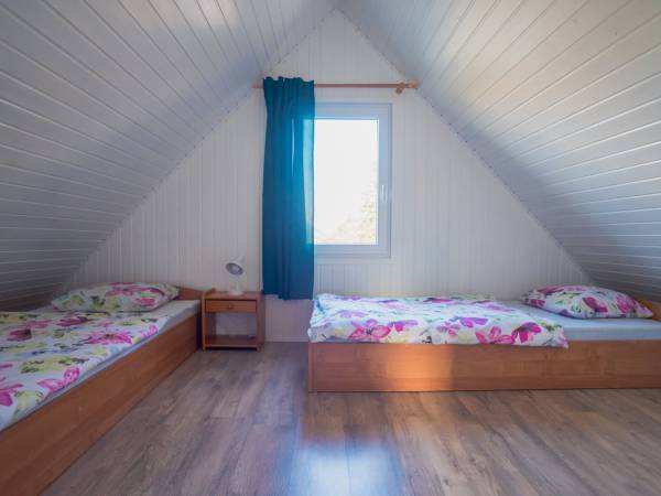 Jedna z 2 sypialni w dużym domku