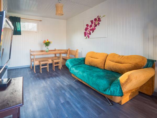 Duży brązowy domek