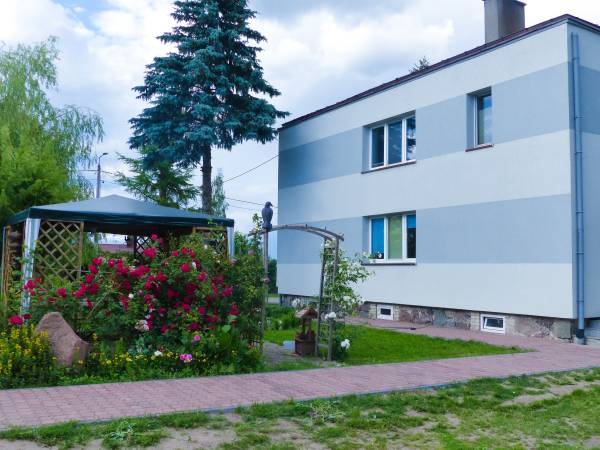 Dom z altaną z miejscem na grilla 