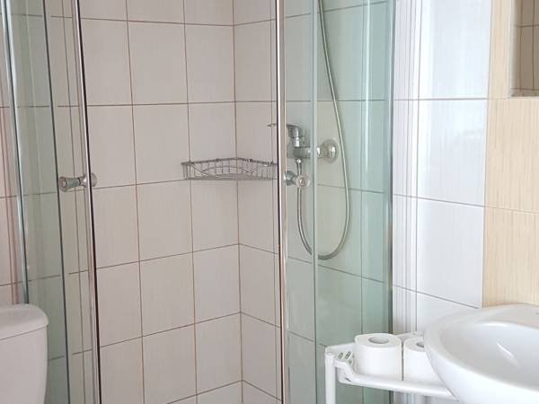 Łazienka pokój 3 osobowy z balkonem