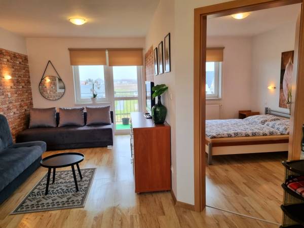 Apartament Nr 3. Salon, aneks kuchenny, sypialnia, łazienka, balkon.
