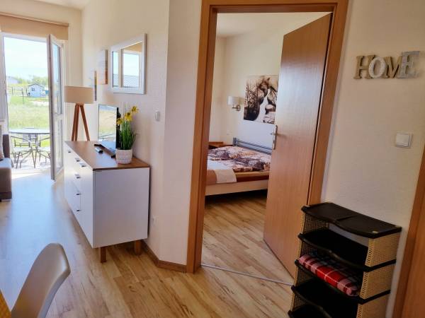 Apartament Nr 1. Salon z aneksem kuchennym sypialnia łazienka taras