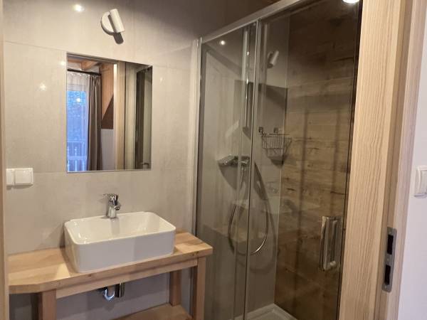 Łazienka w pokoju trzyosobowym