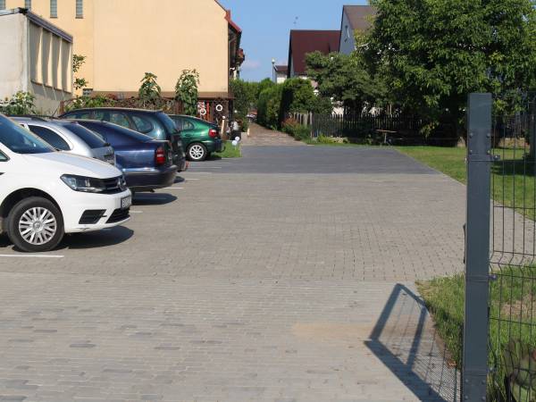 DUŻY OGRODZONY I MONITOROWANY PARKING