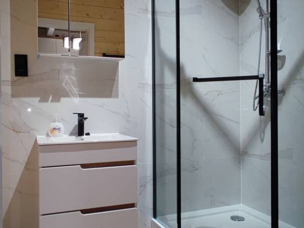 Biały domek letniskowy- Łazienka