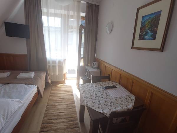 pokój 2 osobowy z balkonem (łóżko małżeńskie)