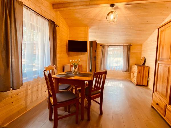 Wpadnij do lasu , domki nad jeziorem 