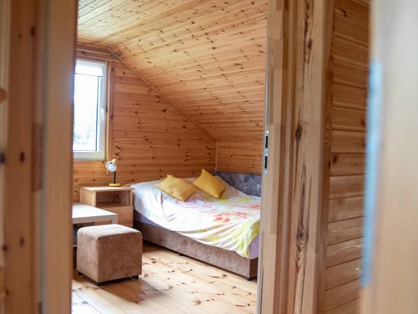 Domek - sypialnia nr 2 z dwoma podwójnymi łóżkami