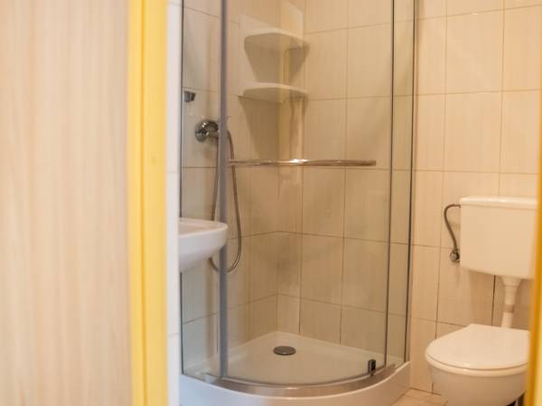 Pokój na dole z tarasem - łazienka