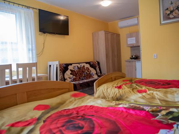 Pokój na dole z tarasem - dwa podwójne łóżka i rozkładana kanapa, tv