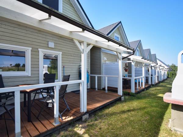 Taras z meblami ogrodowymi i grill