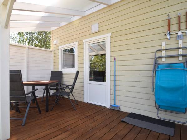 Taras ze stołem i fotelami, akcesoria do grillowania, leżaki 