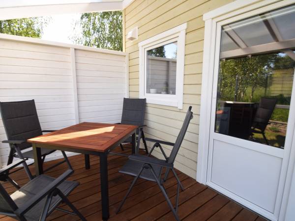 Przy każdym domku betonowy grill