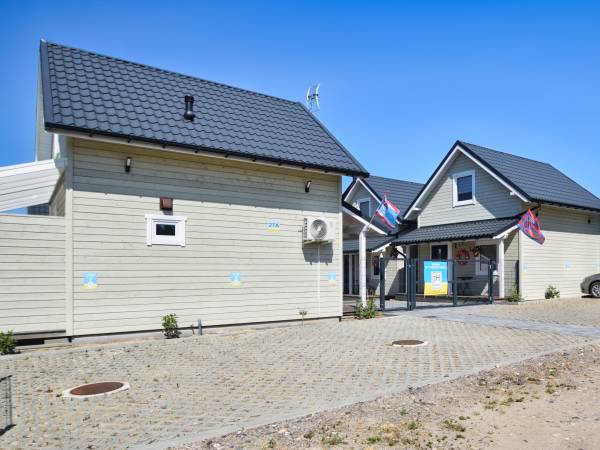 Monitorowany i bezpłatny parking (oznaczone miejsce postojowe dla każdego domku) 