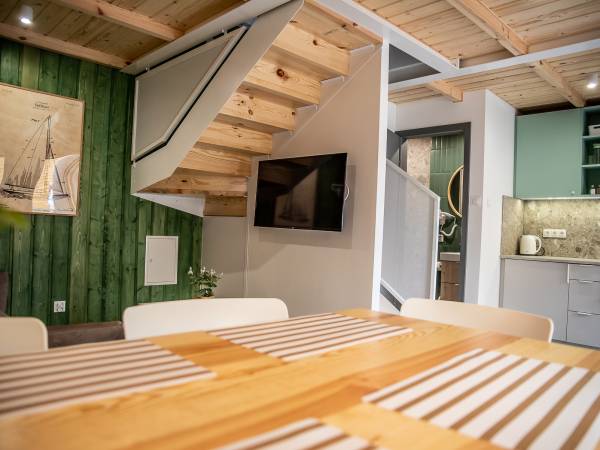 Salon z kuchnią w domku brązowym