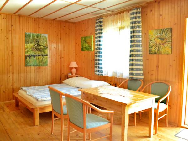 Domek prawy - sypialnia z aneksem kuchennym