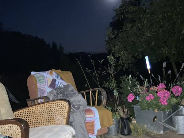 na ganku nocą absolutna cisza i obserwacja gwiazd