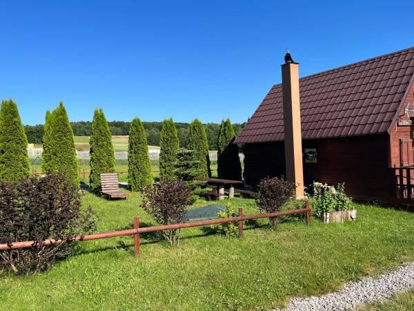 przy każdym domku prywatny ogródek ze stołem i ławą