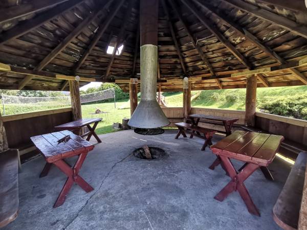 Wiata z paleniskiem i rożnem