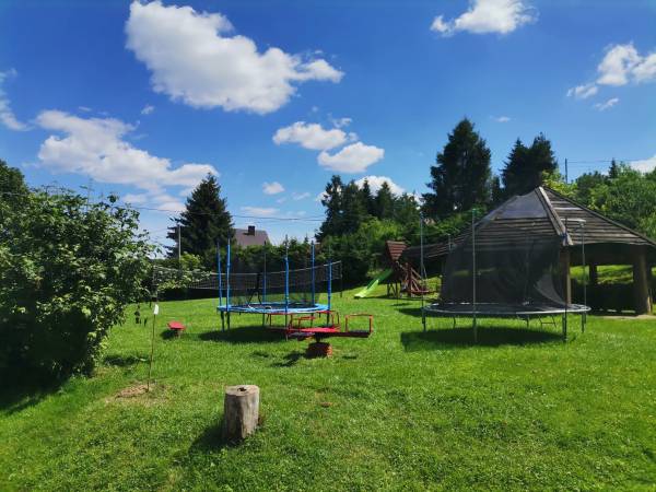 plac zabaw(trampolina zjeżdżalnia piaskownica huśtawka