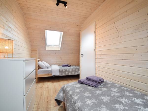 sypialnia z 2 łóżkami 1-osobowymi