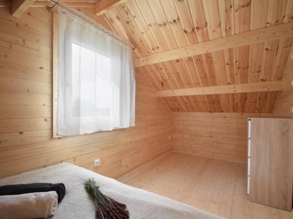 sypialnia z łóżkiem małżeńskim 