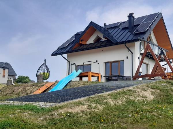 Plac zabaw przy domku