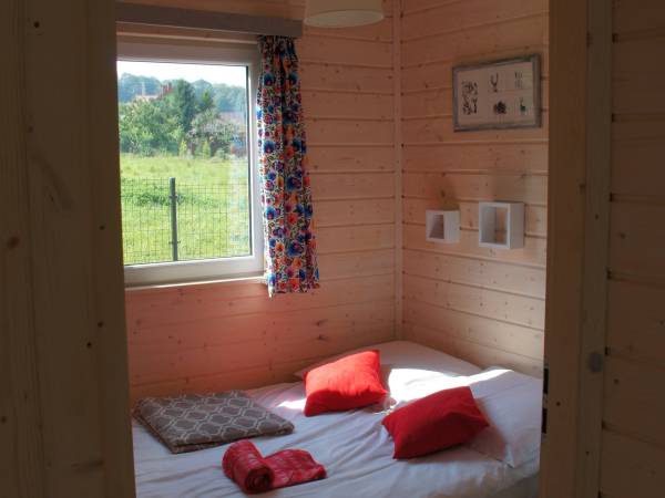 sypialnia z łóżkiem dwuosobowym