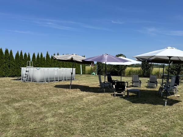 widok na basen i strefę relaksu