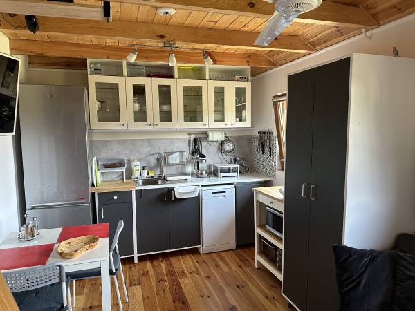 domek zachodni - pokój dzienny z aneksem kuchennym