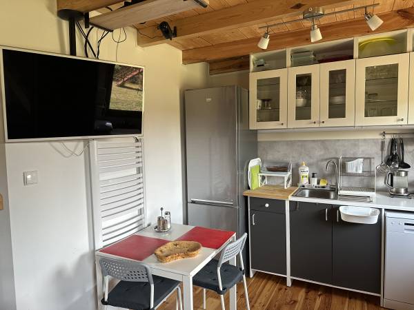 domek zachodni - pokój dzienny z aneksem kuchennym