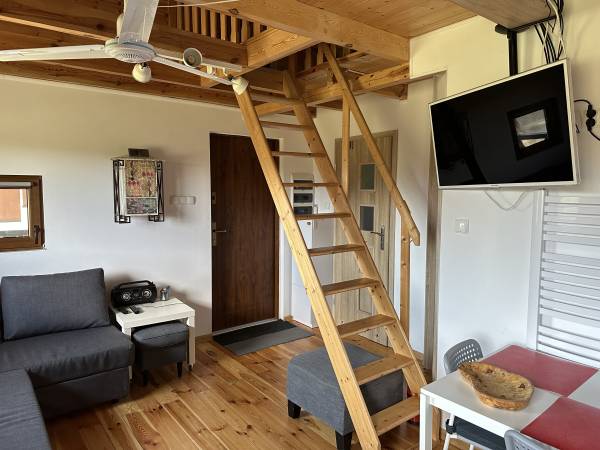 domek zachodni - pokój dzienny z aneksem kuchennym