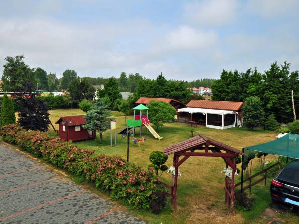 ogród, plac zabaw, grill chata, parking