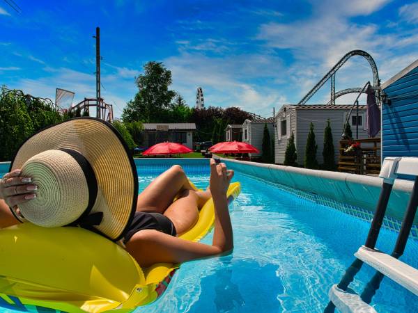 Odpocznij komfortowo w basenie z podgrzewaną wodą z widokiem na rollercoastery!