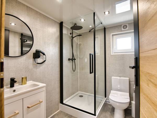 Każdy domek posiada prywatną łazienkę, komfort i prywatność to podstawa dobrego wypoczynku!
