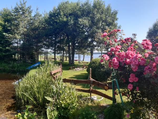 DOMKI LETNISKOWE NAD JEZIOREM NA MAZURACH 