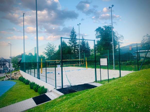 Piłka plażowa obok stadionu