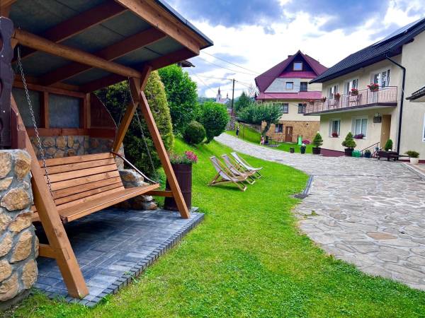 Podwórko z huśtawką i miejscem na wypoczynek