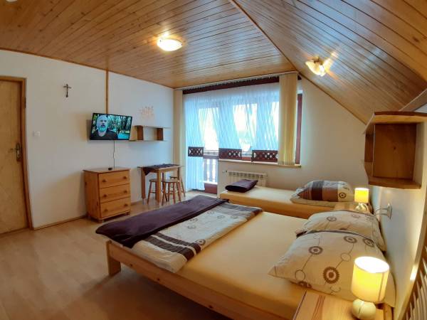 Pokój 3 osobowy nr 2 z łazienką nr 2