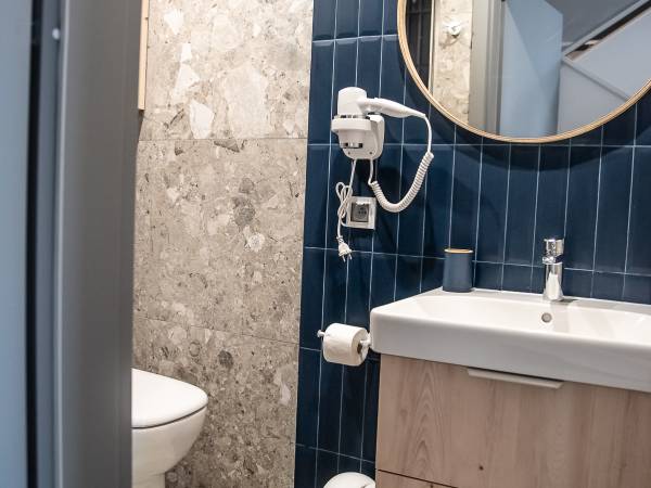 Łazienka w domku białym