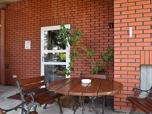 Odpoczynek przed domem.