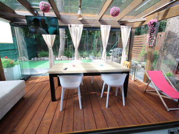 Patio dla domku Banan idealny na rodzinne uroczystości dla nawet 15 osób 