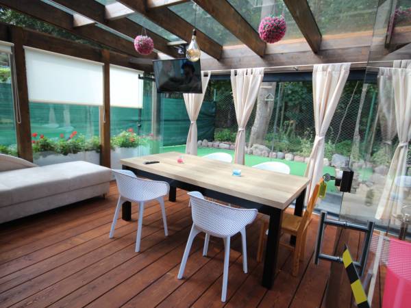 Domek Banan Patio komfortowy domek i patio na spotkania rodzinne i imprezy okolicznościowe 