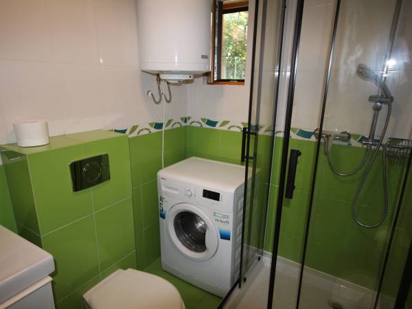 Komfortowe domki dla rodzin w Sztutowie domek banan łazienka 